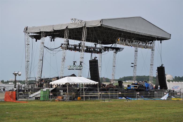 Stage collapse after concert injures 4 workers